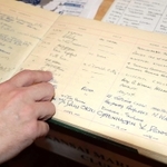 利用者が自分の出身地などを記したノート。欧州やアジア各地から多くの船員が訪れてきた＝神戸市中央区元町通３