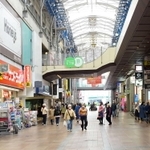 緊急事態宣言が出され、閑散とした三宮センター街＝４月、神戸市中央区