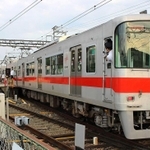 最後部１両分がはみ出して停車する電車。車掌は身を乗り出して乗客の乗り降りを見守る＝姫路市大塩町