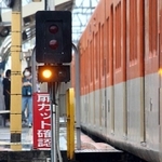 最後部には車掌へ注意を促す「扉カット」の看板が並ぶ＝姫路市大塩町