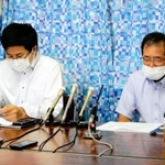 不適切ケアがあった福祉施設で職員らと労働組合を結成し、実態を訴える男性（右）＝神戸市兵庫区