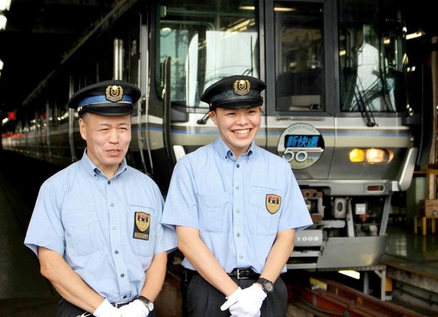 親子２代で車掌として新快速に乗務している森元克好さん（左）、啓介さん親子＝３０日午前、兵庫県太子町福地