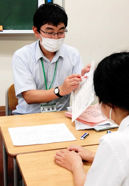 就職希望の生徒に履歴書の書き方を指導する教諭＝神戸市兵庫区会下山町３、市立神港橘高校