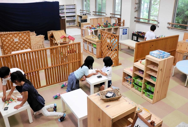 区分けされたプレールームで遊ぶ子どもたち。３密の回避を現場で模索している＝神戸市垂水区千鳥が丘３、千鳥が丘児童館