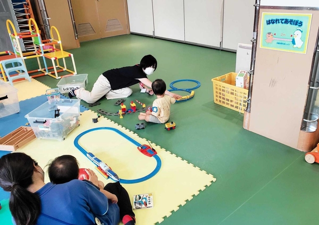 子どもと一対一で遊ぶスタッフ。距離を保ち、おもちゃをなるべく共有しないよう気を配る＝神戸市中央区東川崎町１、こべっこランド