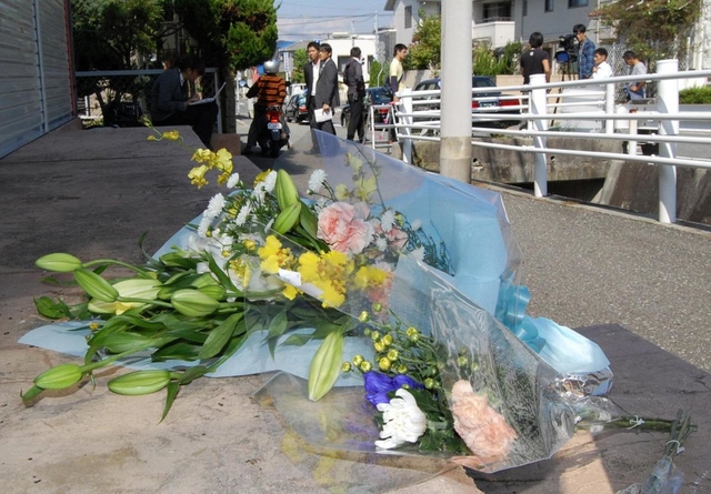 刺殺現場に供えられた花＝２０１０年１０月５日撮影