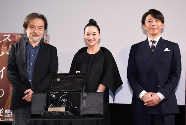 受賞の喜びを語った（左から）黒沢清監督、蒼井優さん、高橋一生さん＝７日夜、東京都渋谷区（撮影・棚橋慶太）