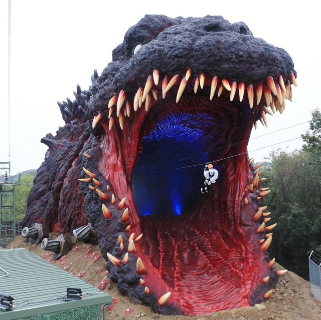 ジップラインでゴジラの口の中に飛び込む体験者＝８日午後、淡路市楠本（撮影・大森　武）