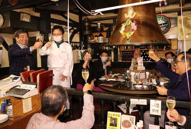 村上春樹氏のノーベル文学賞受賞ならず、来年に向けて乾杯するハルキストら＝８日夜、神戸市中央区中山手通２、ピノッキオ（撮影・吉田敦史）