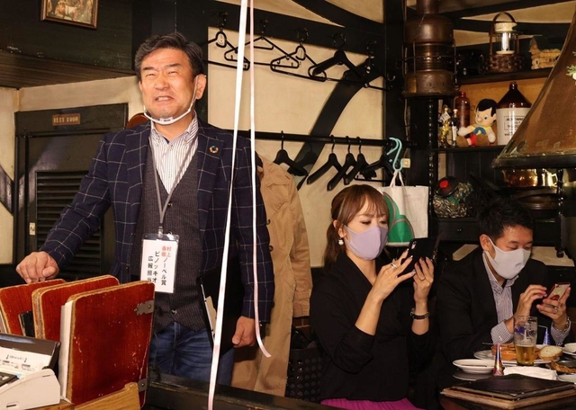 村上春樹氏のノーベル文学賞受賞ならず、悔しがるハルキストら＝８日夜、神戸市中央区中山手通２、ピノッキオ（撮影・吉田敦史）