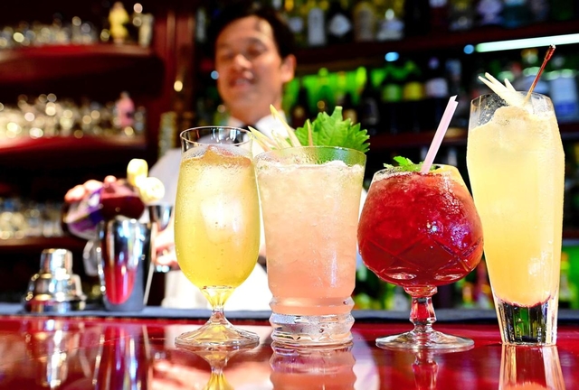 アルコールの代わりに酢を使った色とりどりのカクテル＝神戸市中央区下山手通８（撮影・中西幸大）