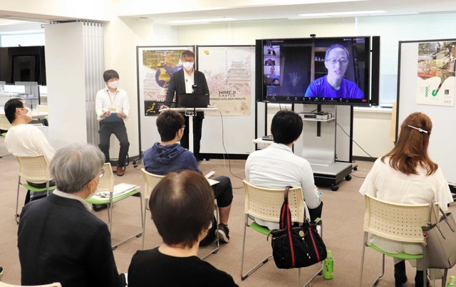 兵庫への移住者とオンラインで結んで開かれた移住相談のセミナー＝東京都千代田区有楽町２