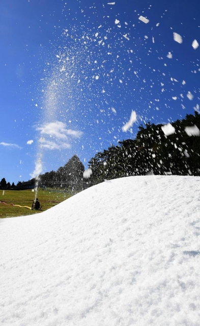 ゲレンデを白く染める人工雪＝１２日午前、神戸市灘区六甲山町北六甲、六甲山スノーパーク