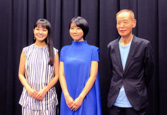 作品への思いを語る（右から）角川春樹監督、松本穂香、奈緒＝大阪市内