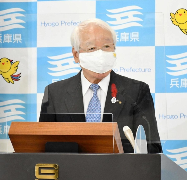 定例会見で説明する井戸敏三知事＝兵庫県庁