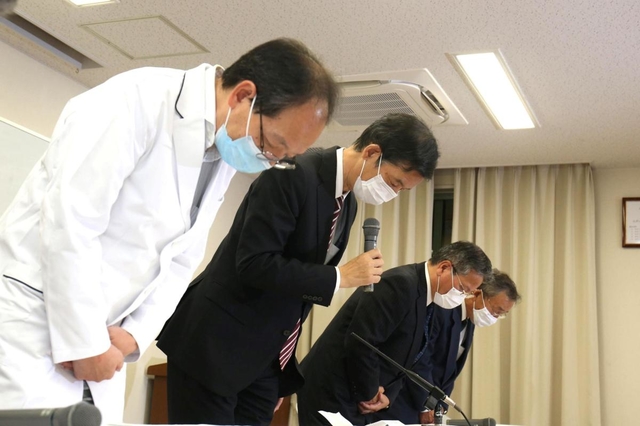 元職員の不祥事を謝罪する服部英司理事長（手前から２人目）ら＝西宮市武庫川町