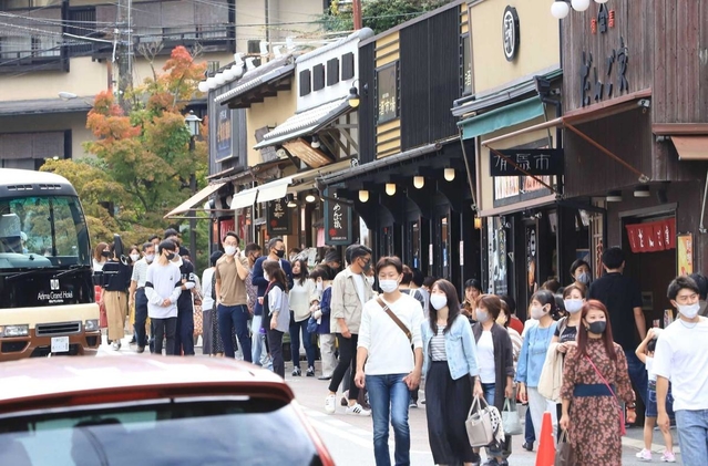 「Ｇｏ　Ｔｏ　トラベル」の効果も追い風に。観光客でにぎわう有馬温泉街＝４日、神戸市北区有馬町（撮影・吉田敦史）