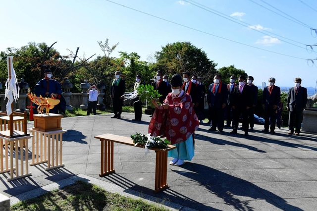 御旅所で神事に臨む松原八幡宮の氏子ら＝１５日午前、姫路市白浜町（撮影・中西幸大）