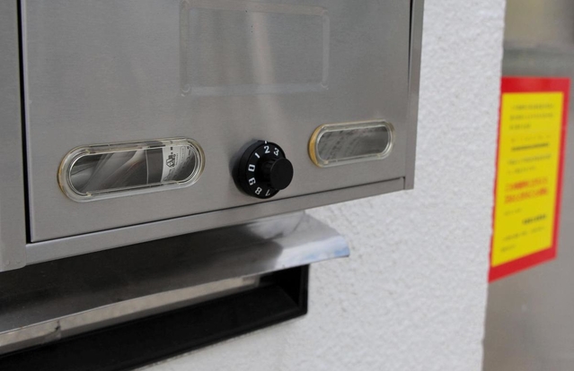 特定抗争指定暴力団になったことで使用が禁止された山口組総本部。扉には立ち入り禁止を示す「標章」が張られ、郵便受けにはチラシなどがたまっていた＝神戸市中央区篠原本町４