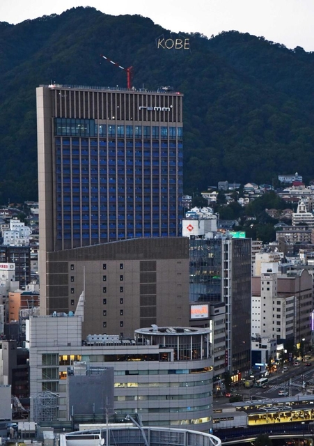神戸市役所から見た建設中の駅ビル。建物の少し上に山麓電飾が見える＝神戸市中央区