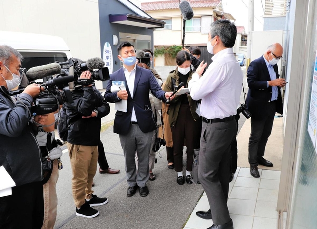 女性職員による入居者への虐待行為について報道陣に説明する「シルバーハウスはやしの南」の管理者＝１９日午後、明石市林２（撮影・大山伸一郎）
