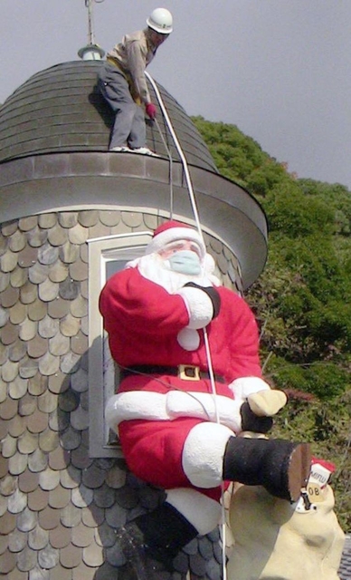 世相サンタ第１号。くしくもマスクを着けていた＝２００９年１１月３０日、神戸市中央区北野町２