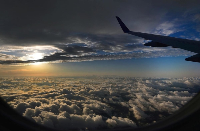 神戸空港発着の遊覧フライトで見られた夕焼けの景色＝瀬戸内海上空
