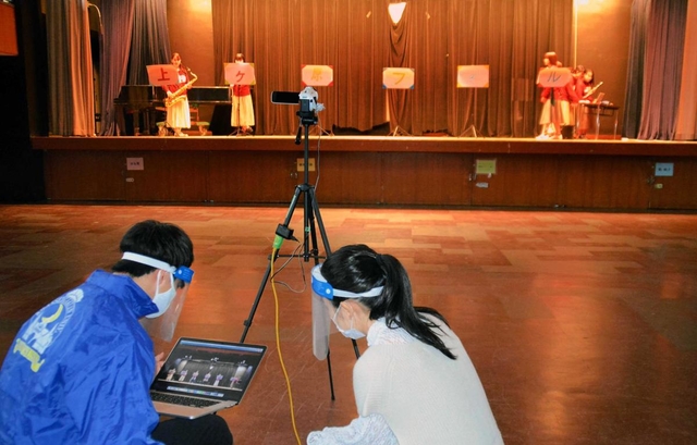 音楽サークルの活動風景を動画撮影する大学祭の実行委メンバー＝西宮市上ケ原一番町、関西学院大学