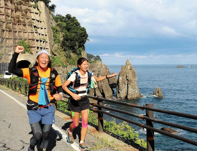 山陰海岸ジオパークの景観が楽しめるロングトレイルに挑戦する堀主知ロバートさん（左）ら＝豊岡市竹野町切浜