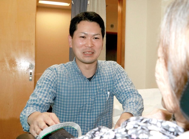 特別養護老人ホーム「いくの喜楽苑」で働く西垣真太郎さん。入居者の思いを聞くことを大切にしている＝朝来市生野町竹原野