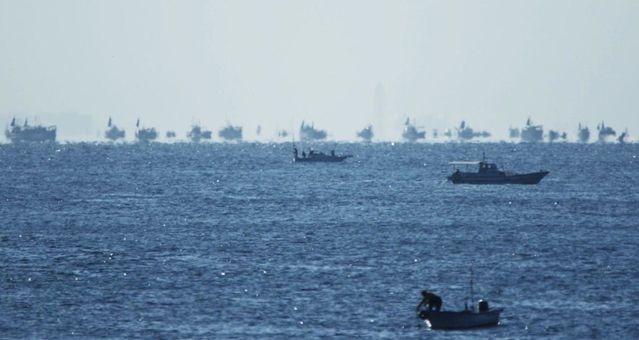 蜃気楼によって、かなたに浮かび上がる多くの船＝２５日午前、神戸市垂水区平磯から（岡敦之さん提供）