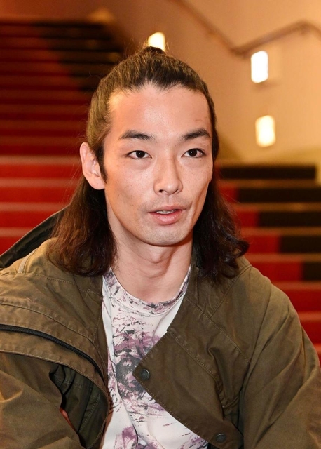 インタビューに応じる森山未来さん＝神戸市中央区浪花町（撮影・秋山亮太）