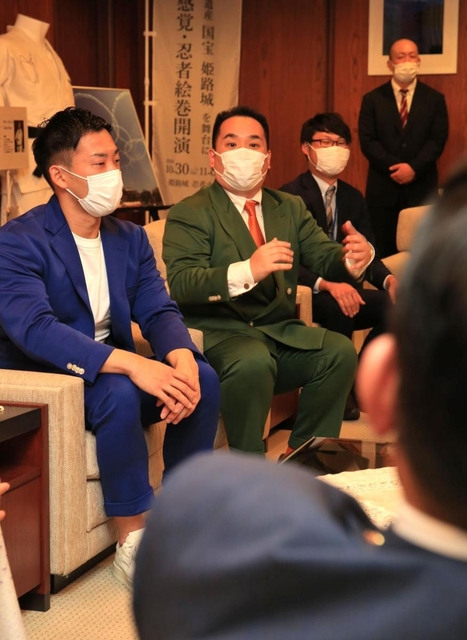 清元秀泰姫路市長を表敬訪問したミルクボーイの内海崇さん（右から２人目）と駒場孝さん＝２９日午後、姫路市役所（撮影・小林良多）