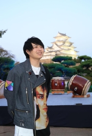 「姫路城観月会オンライン」に出演したＮｏｖｅｌ　ｂｒｉｇｈｔ」のボーカル竹中雄大さん＝１日午後、姫路市本町（撮影・小林良多）