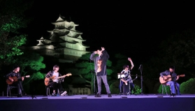 「姫路城観月会オンライン」に出演した「Ｎｏｖｅｌ　ｂｒｉｇｈｔ」。中央は姫路市出身のボーカル竹中雄大さん＝１日午後、姫路市本町（撮影・小林良多）