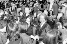 姫路市内でチャリティーパーティーを開いた高田賢三さん（中央右）。フランス仕込みの演出術でパーティーを盛り上げた＝２０００年１２月８日、姫路市三左衛門堀西の町