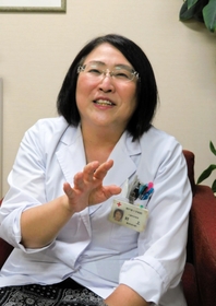 「心のケアで大切なのは、つらい人が『１人じゃない』と思えること」と話す村上典子医師＝神戸市中央区