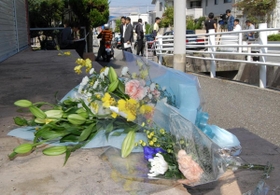 刺殺現場に供えられた花＝２０１０年１０月５日撮影