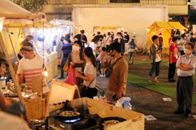 感染症予防に配慮しながら開かれるナイトマーケットの会場＝豊岡市日高町日置