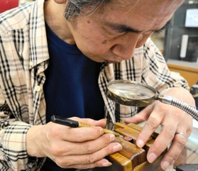 橘高精華堂３代目の橘高利信さん。新型コロナで収入は激減し「はんこ不要」論に危機感を抱く＝神戸市中央区筒井町３