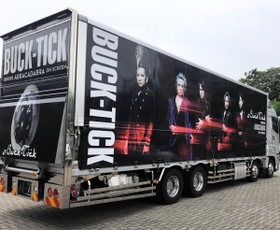 小さな駐車場に止まるＢＵＣＫ-ＴＩＣＫのツアートラック。その存在がコロナ禍でも音楽を楽しめるという高揚感をもたらしてくれる
