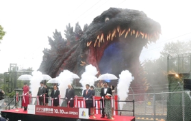 １０日のオープンを前にお披露目された実物大ゴジラの新アトラクション＝８日午前、淡路市楠本、体験型テーマパーク「ニジゲンノモリ」（撮影・辰巳直之）