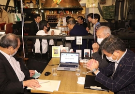 ノーベル文学賞の発表まで３０分を切り、村上春樹氏の受賞を祈るように待つハルキストら＝８日夜、神戸市中央区中山手通２（撮影・吉田敦史）