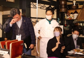 村上春樹氏のノーベル文学賞受賞ならず、悔しがるハルキストら＝８日夜、神戸市中央区中山手通２、ピノッキオ（撮影・吉田敦史）
