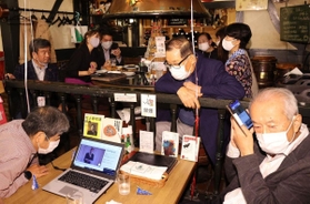 村上春樹氏のノーベル文学賞受賞を期待し、発表に耳を澄ますハルキストら＝８日夜、神戸市中央区中山手通２、ピノッキオ（撮影・吉田敦史）