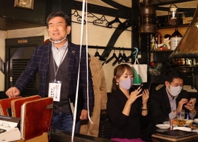 村上春樹氏のノーベル文学賞受賞ならず、悔しがるハルキストら＝８日夜、神戸市中央区中山手通２、ピノッキオ（撮影・吉田敦史）
