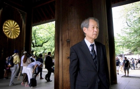 「愛国者に気をつけろ！鈴木邦男」の一場面