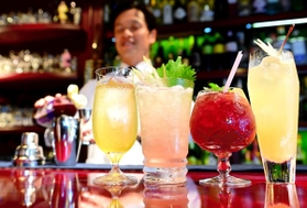 アルコールの代わりに酢を使った色とりどりのカクテル＝神戸市中央区下山手通８（撮影・中西幸大）