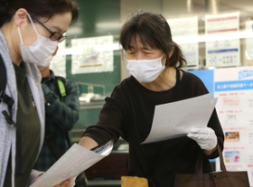 チラシを配る正子さん＝神戸電鉄谷上駅（撮影・辰巳直之）