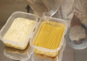 スパゲティはゆでずに水に浸すことで、フライパン一つで手軽に仕上げることができる
